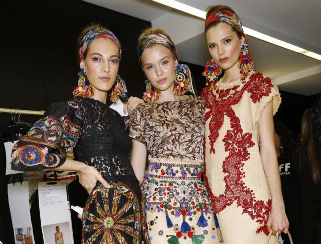 Καινούργια τάση στα υφάσματα των ρούχων: απλικαρισμένα κοσμήματα